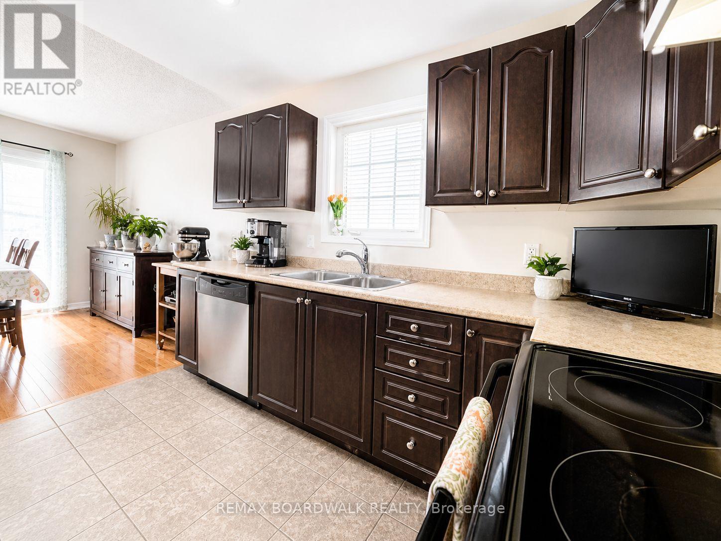 240 Eliot Street, Clarence-Rockland, Ontario  K4K 0E6 - Photo 5 - X12992452