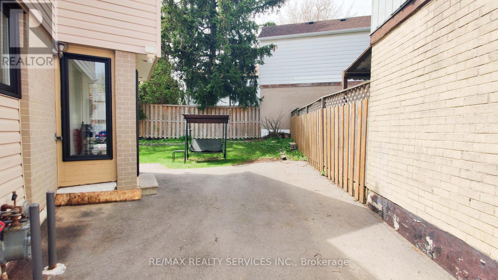 30 Haley Court, Brampton, Ontario  L6S 1N6 - Photo 3 - W12800652