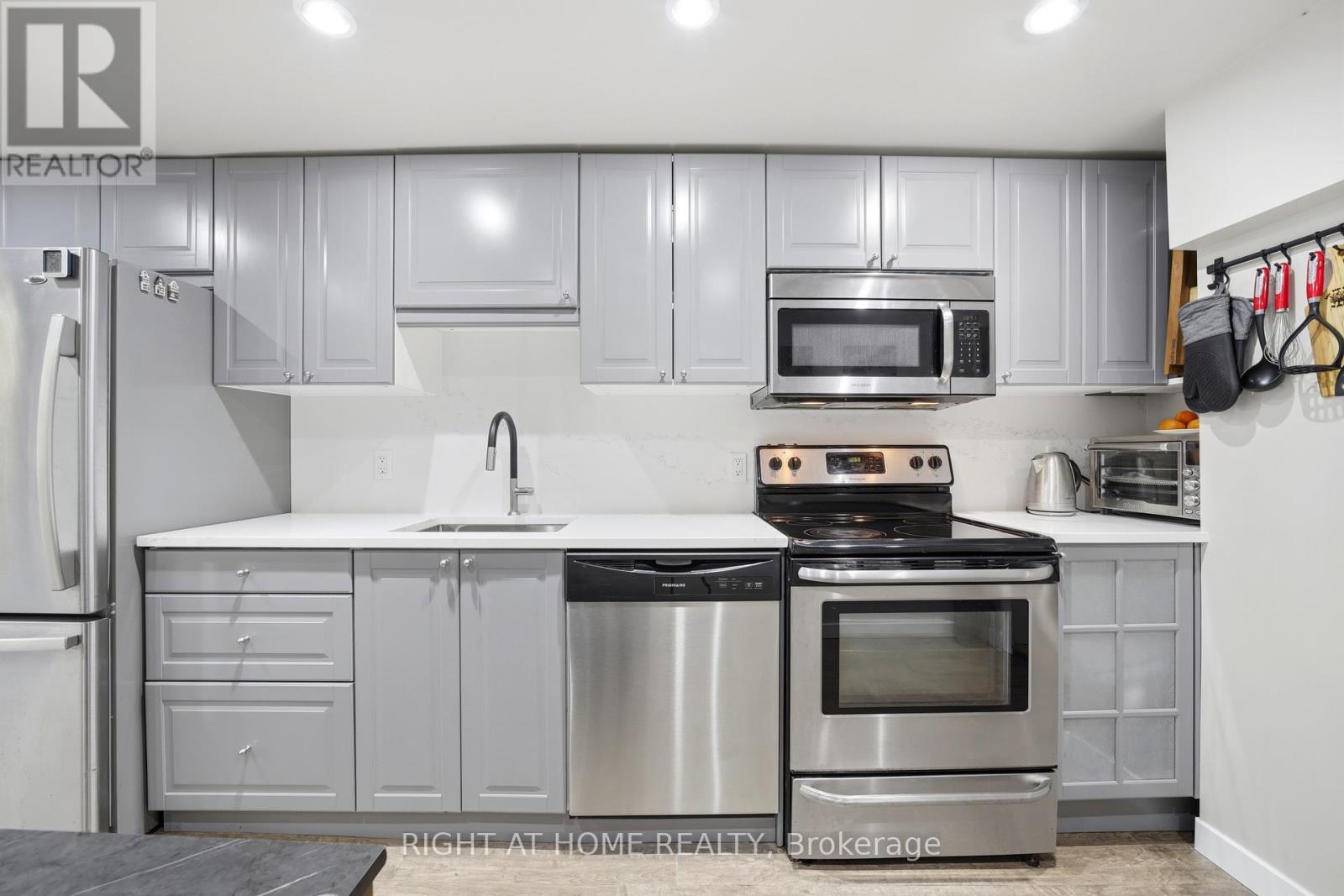 1254 Meredith Avenue, Mississauga, Ontario  L5E 2E5 - Photo 12 - W13076098
