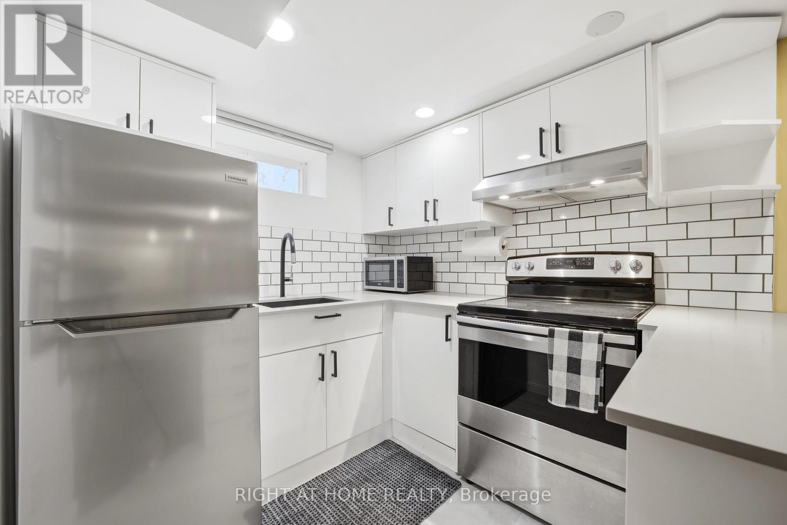 1254 Meredith Avenue, Mississauga, Ontario  L5E 2E5 - Photo 28 - W13076098