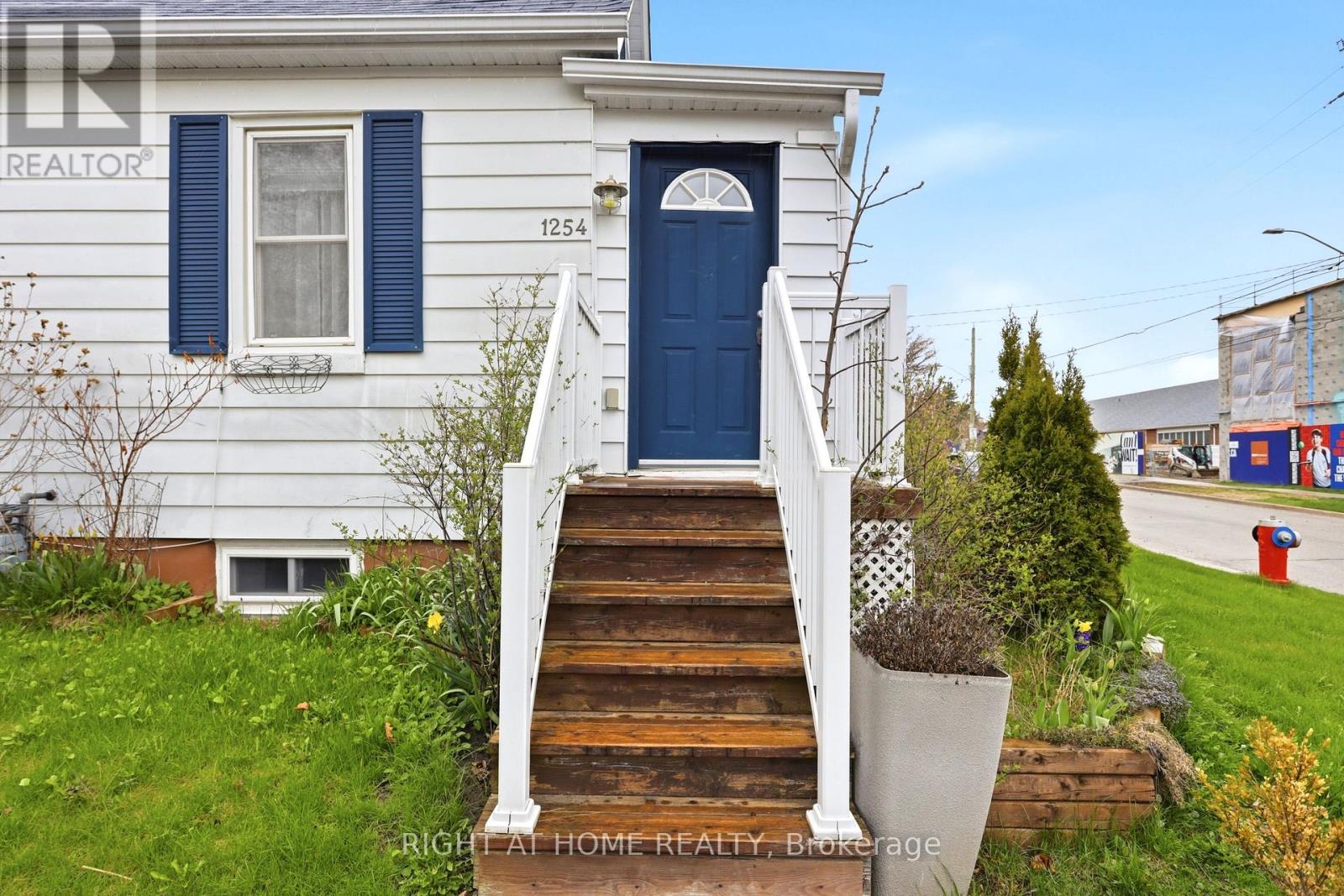 1254 Meredith Avenue, Mississauga, Ontario  L5E 2E5 - Photo 3 - W13076098