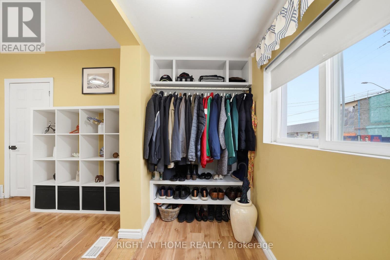 1254 Meredith Avenue, Mississauga, Ontario  L5E 2E5 - Photo 4 - W13076098