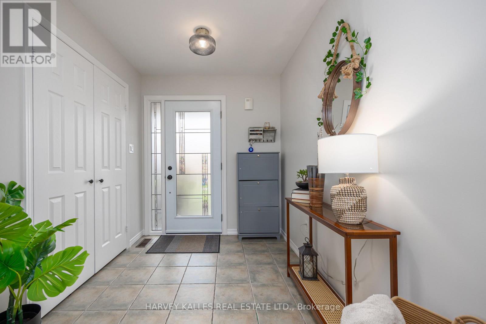 4108 Kryzan Drive, Burlington, Ontario  L7M 4Z5 - Photo 4 - W13076102