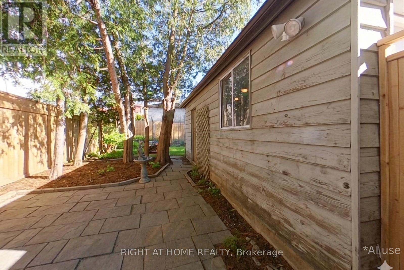 602 Ridelle Avenue, Toronto, Ontario  M6B 1K9 - Photo 5 - W13066722