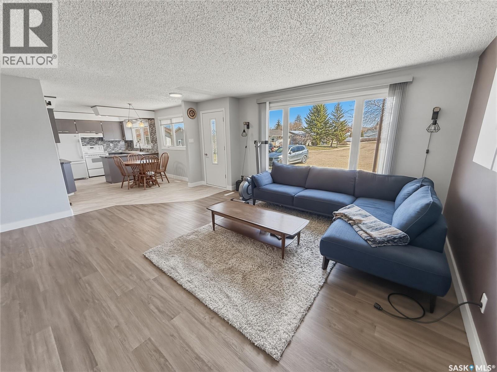 300 Ash Place, Swift Current, Saskatchewan  S9H 3E4 - Photo 11 - SK034711