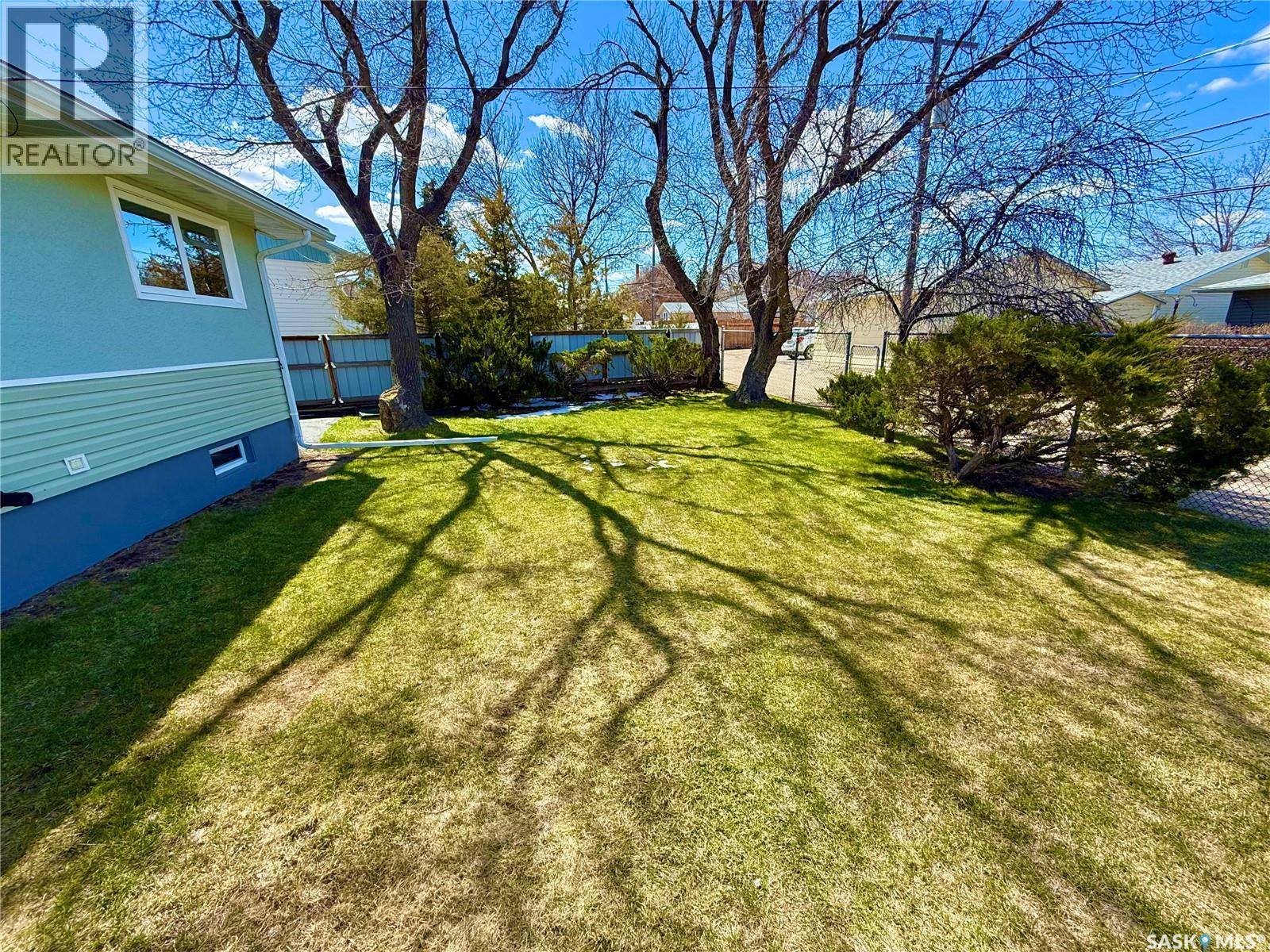 300 Ash Place, Swift Current, Saskatchewan  S9H 3E4 - Photo 33 - SK034711