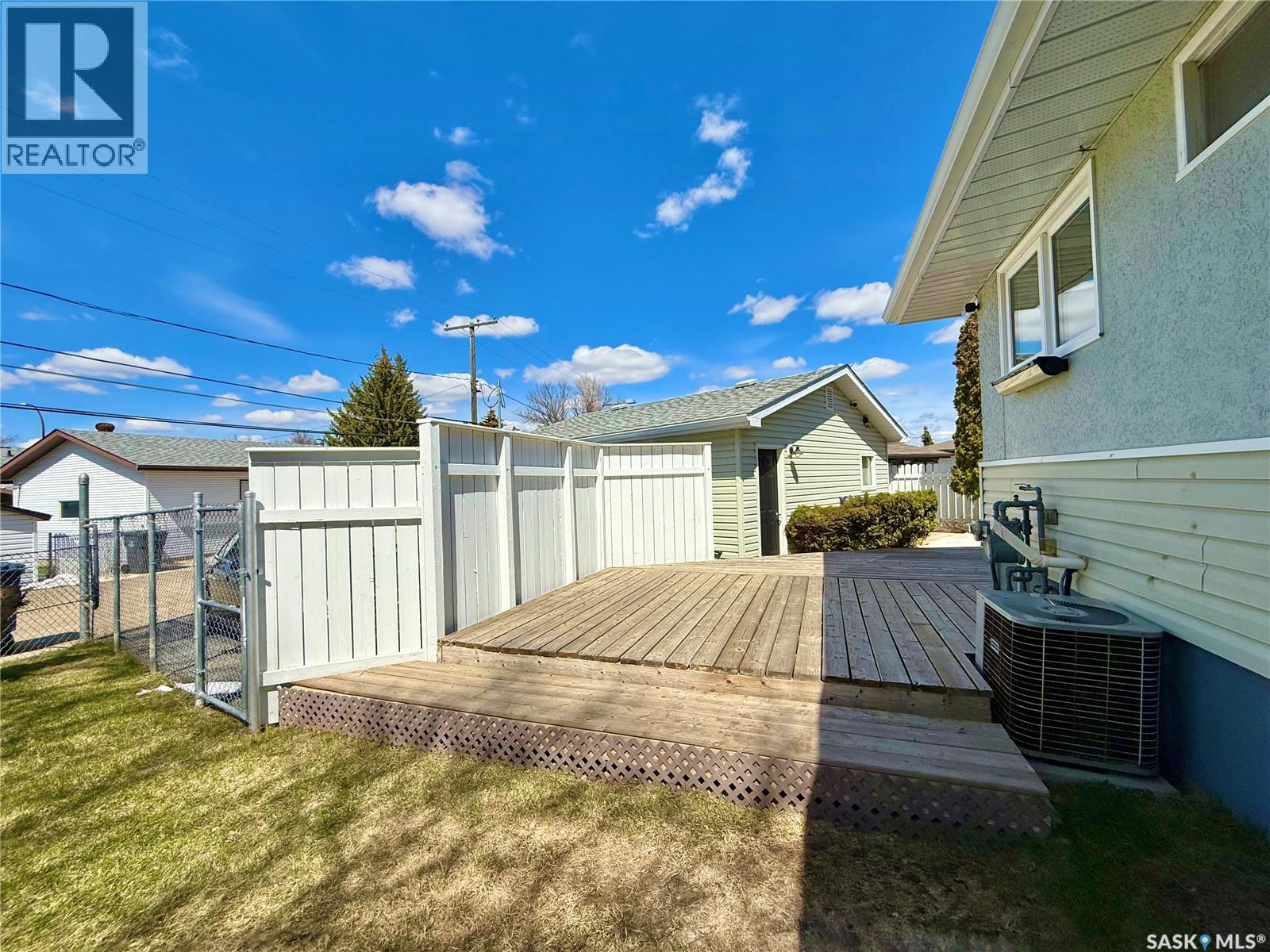 300 Ash Place, Swift Current, Saskatchewan  S9H 3E4 - Photo 35 - SK034711