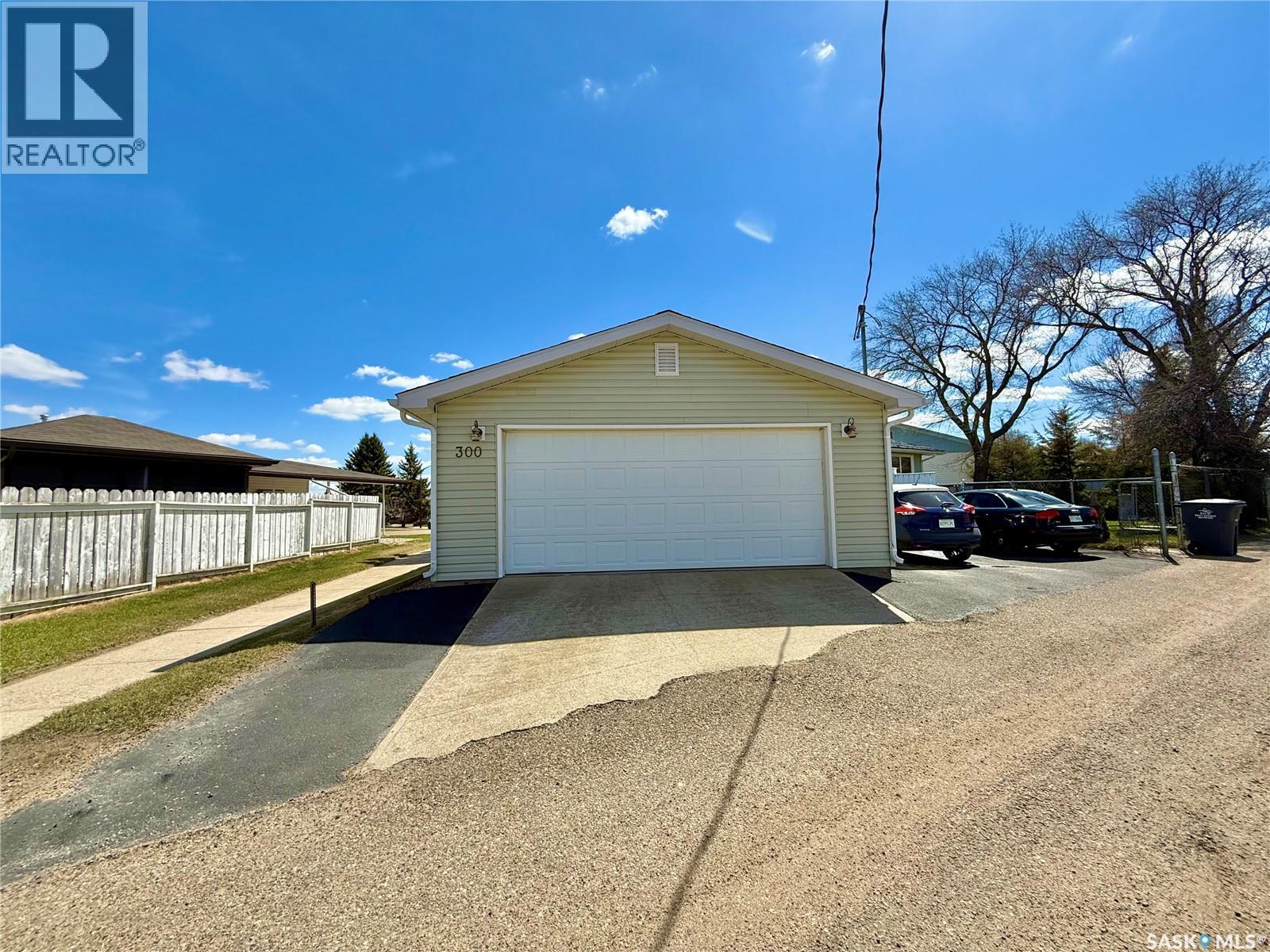 300 Ash Place, Swift Current, Saskatchewan  S9H 3E4 - Photo 36 - SK034711