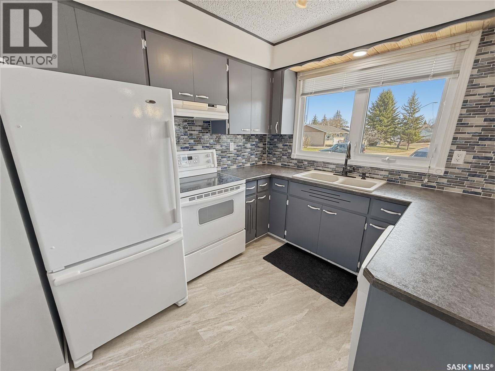 300 Ash Place, Swift Current, Saskatchewan  S9H 3E4 - Photo 4 - SK034711