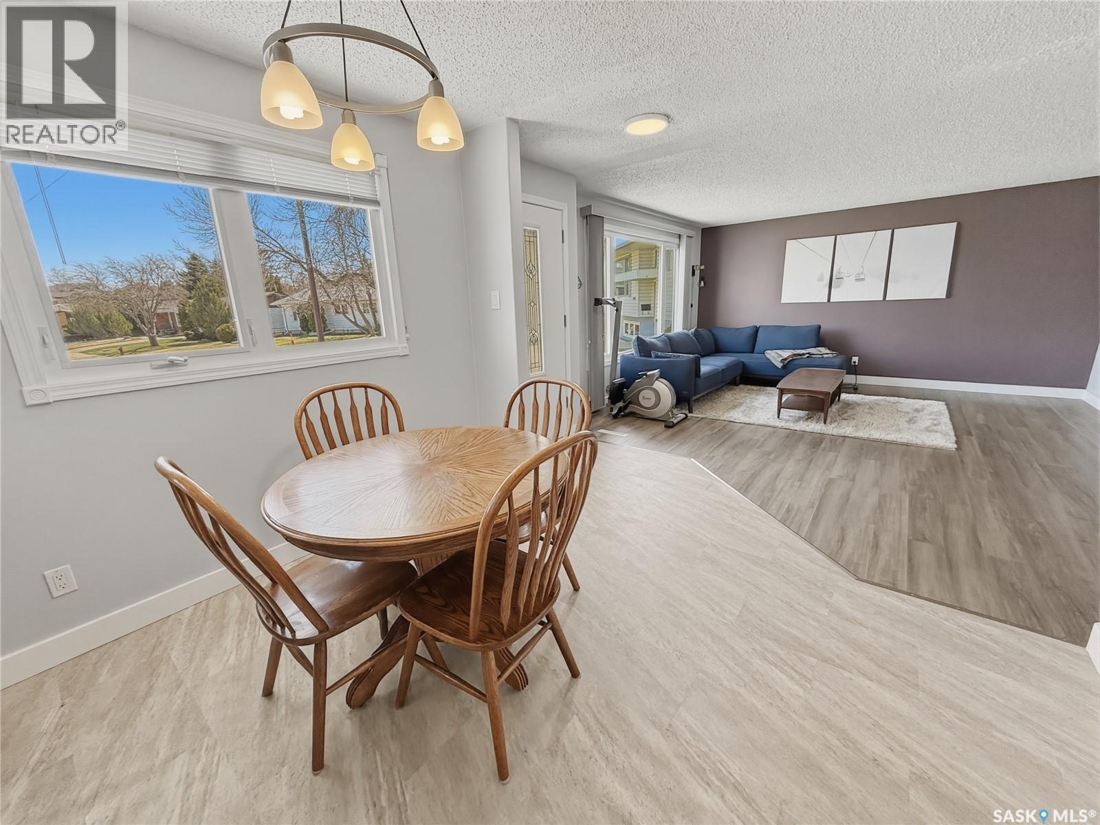 300 Ash Place, Swift Current, Saskatchewan  S9H 3E4 - Photo 7 - SK034711