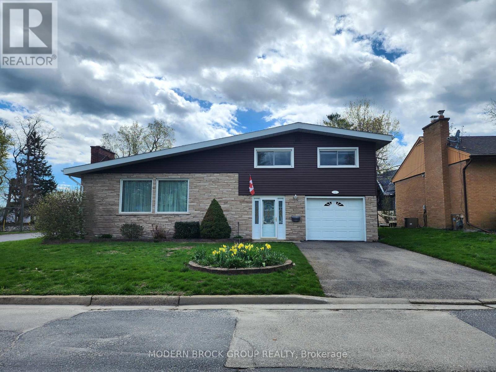 2 WOODLAWN PLACE, Brockville, Ontario