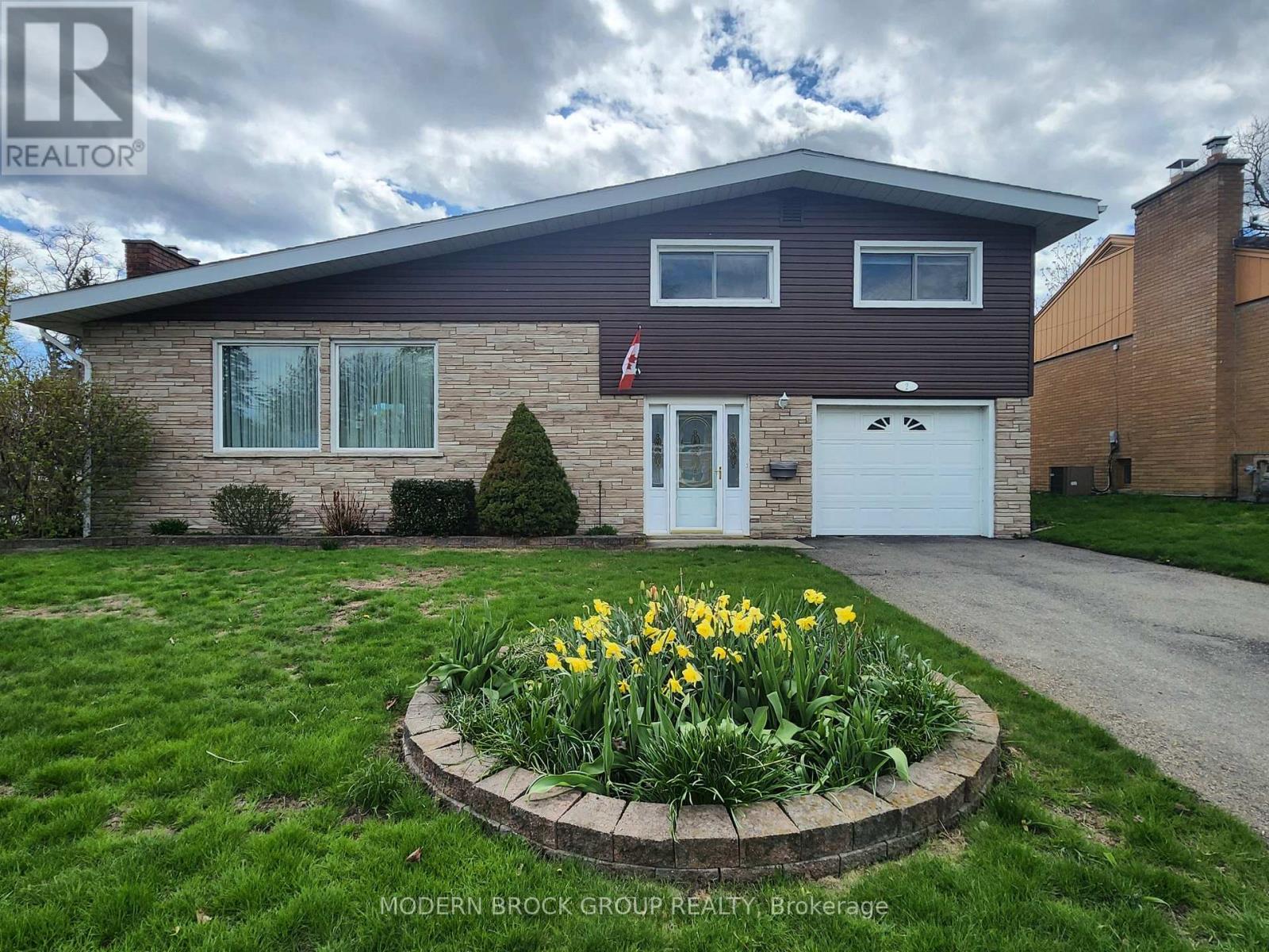 2 Woodlawn Place, Brockville, Ontario  K6V 2Z2 - Photo 2 - X12659206