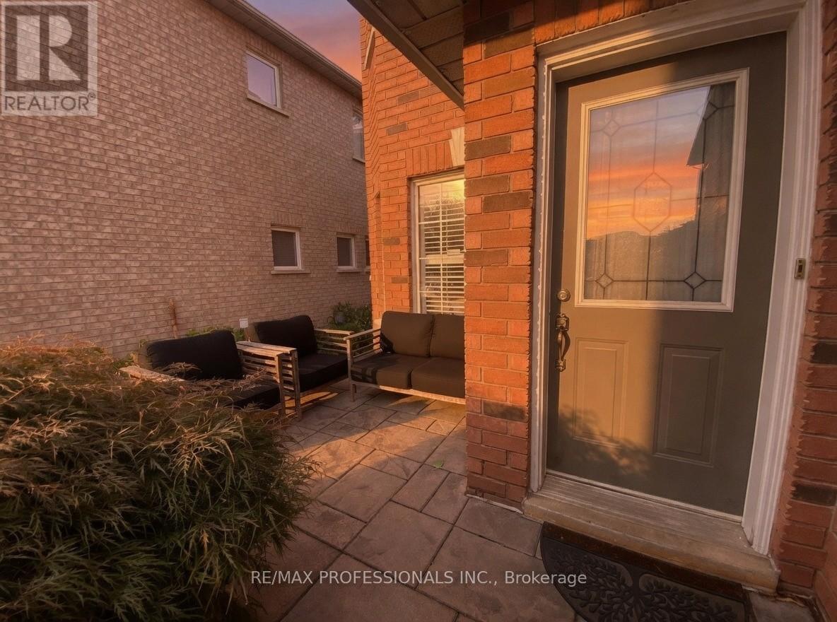 7153 Waldorf Way, Mississauga, Ontario  L5N 7R3 - Photo 2 - W12859462