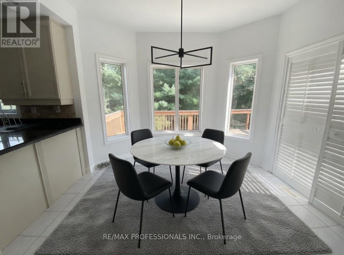 7153 Waldorf Way, Mississauga, Ontario  L5N 7R3 - Photo 11 - W12859462