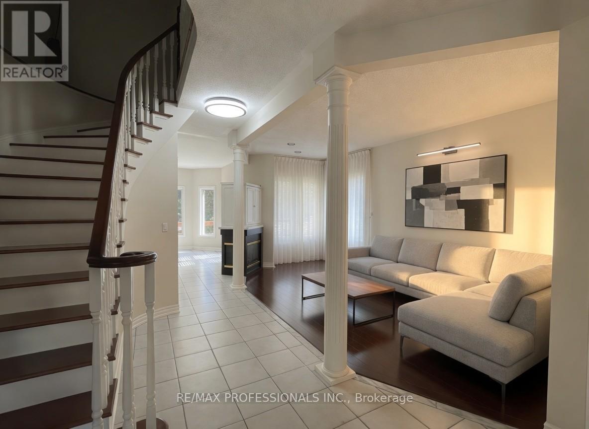 7153 Waldorf Way, Mississauga, Ontario  L5N 7R3 - Photo 4 - W12859462