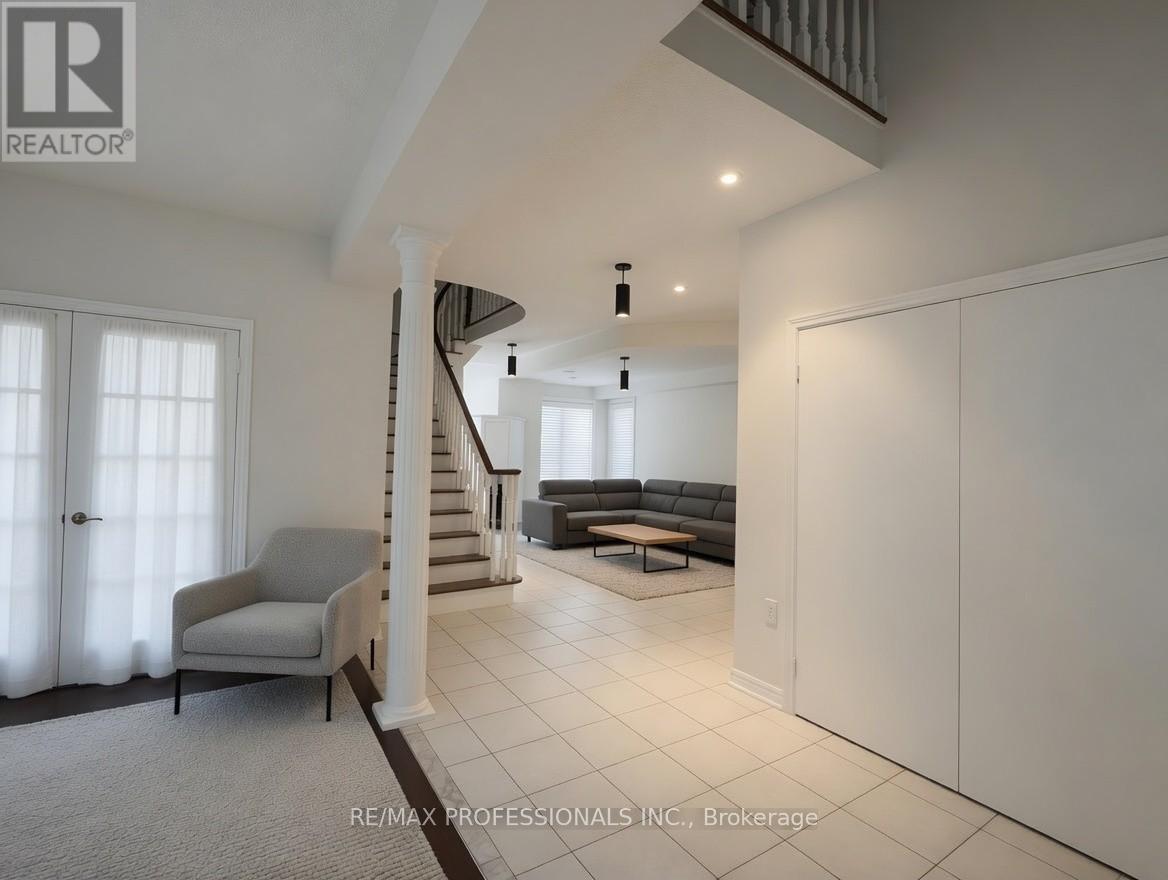 7153 Waldorf Way, Mississauga, Ontario  L5N 7R3 - Photo 6 - W12859462