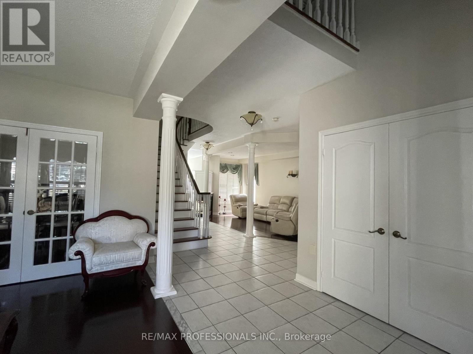 7153 Waldorf Way, Mississauga, Ontario  L5N 7R3 - Photo 5 - W12859462