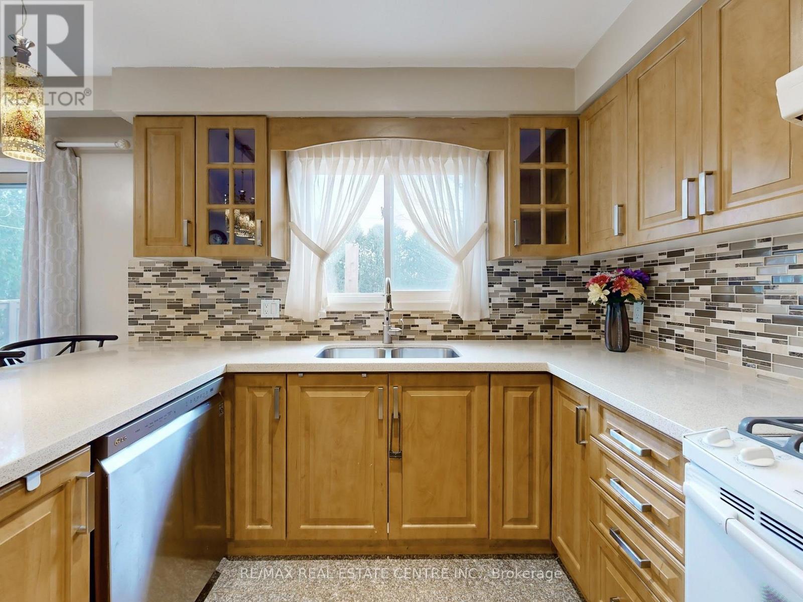 9 Fairchild Avenue, Toronto, Ontario  M2M 1T5 - Photo 5 - C13076254