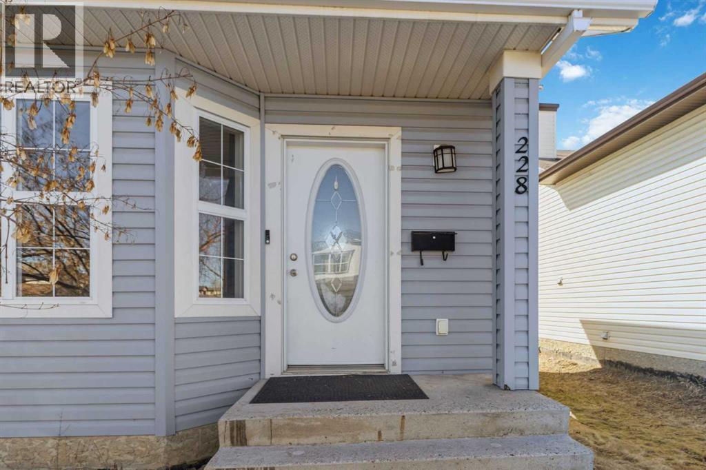 228 Parry Crescent, Fort Mcmurray, Alberta  T9K 2S9 - Photo 2 - A2307569