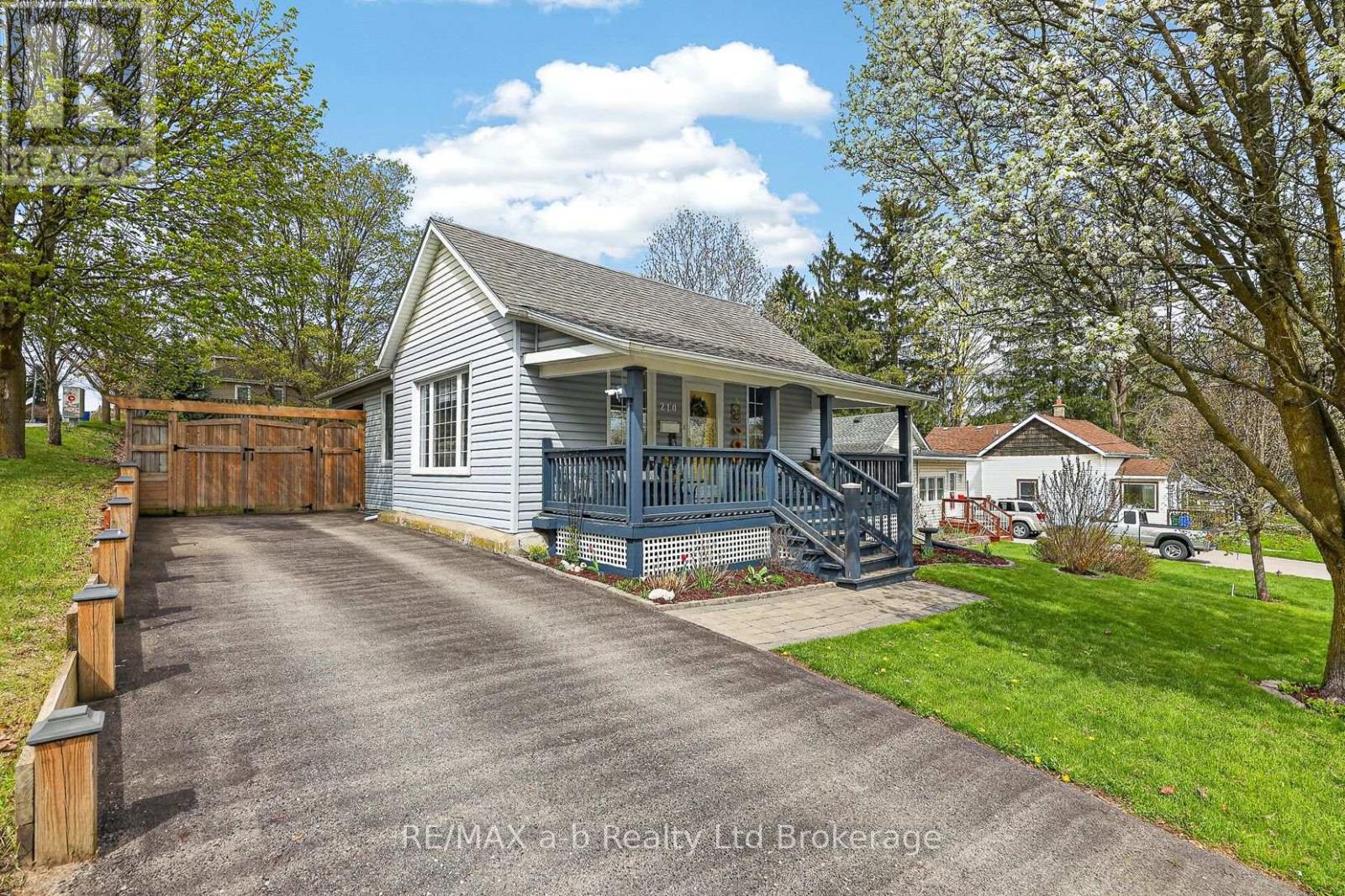 210 Russell Street, Woodstock (Woodstock - South), Ontario  N4S 2Z2 - Photo 2 - X13076334