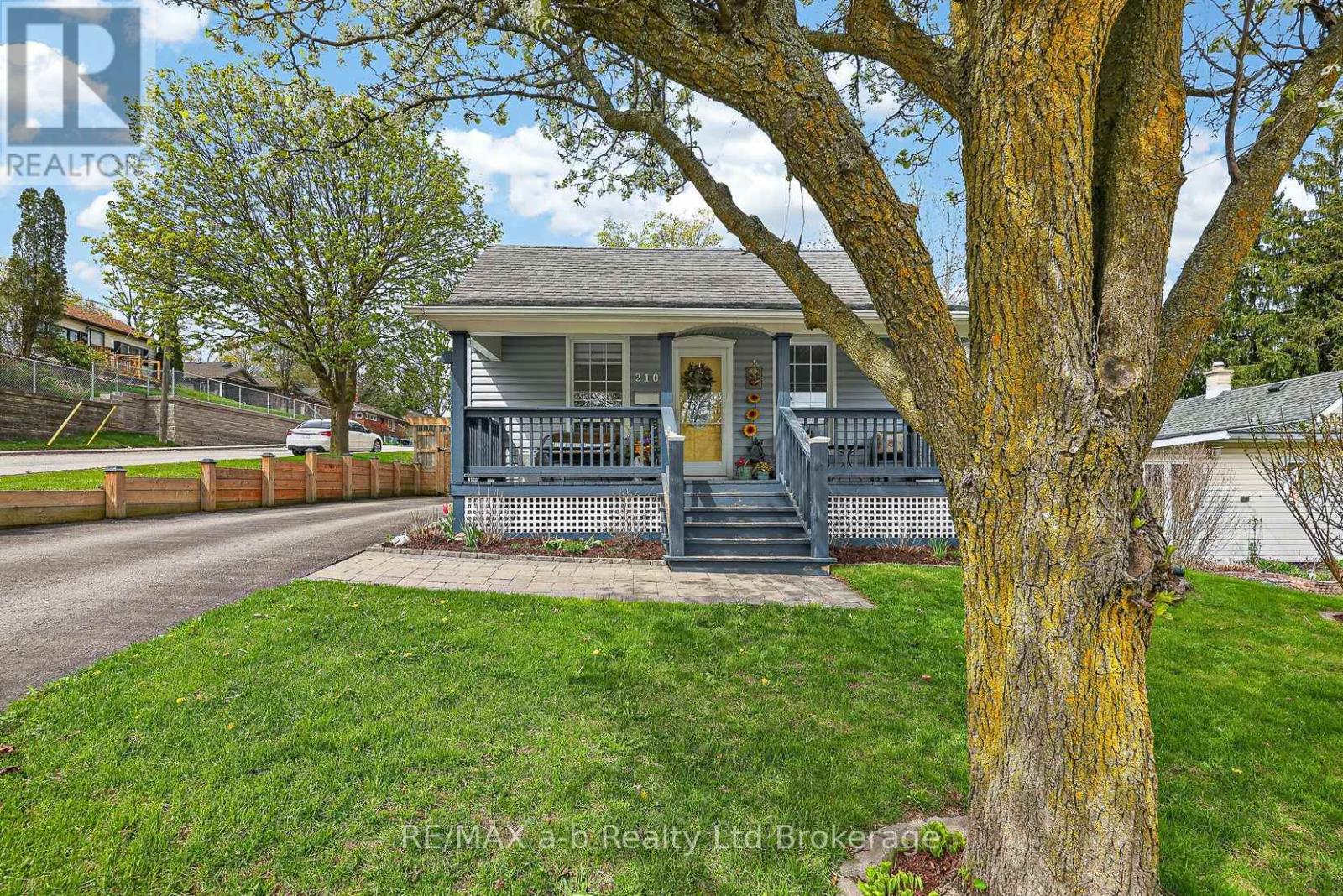 210 Russell Street, Woodstock (Woodstock - South), Ontario  N4S 2Z2 - Photo 4 - X13076334