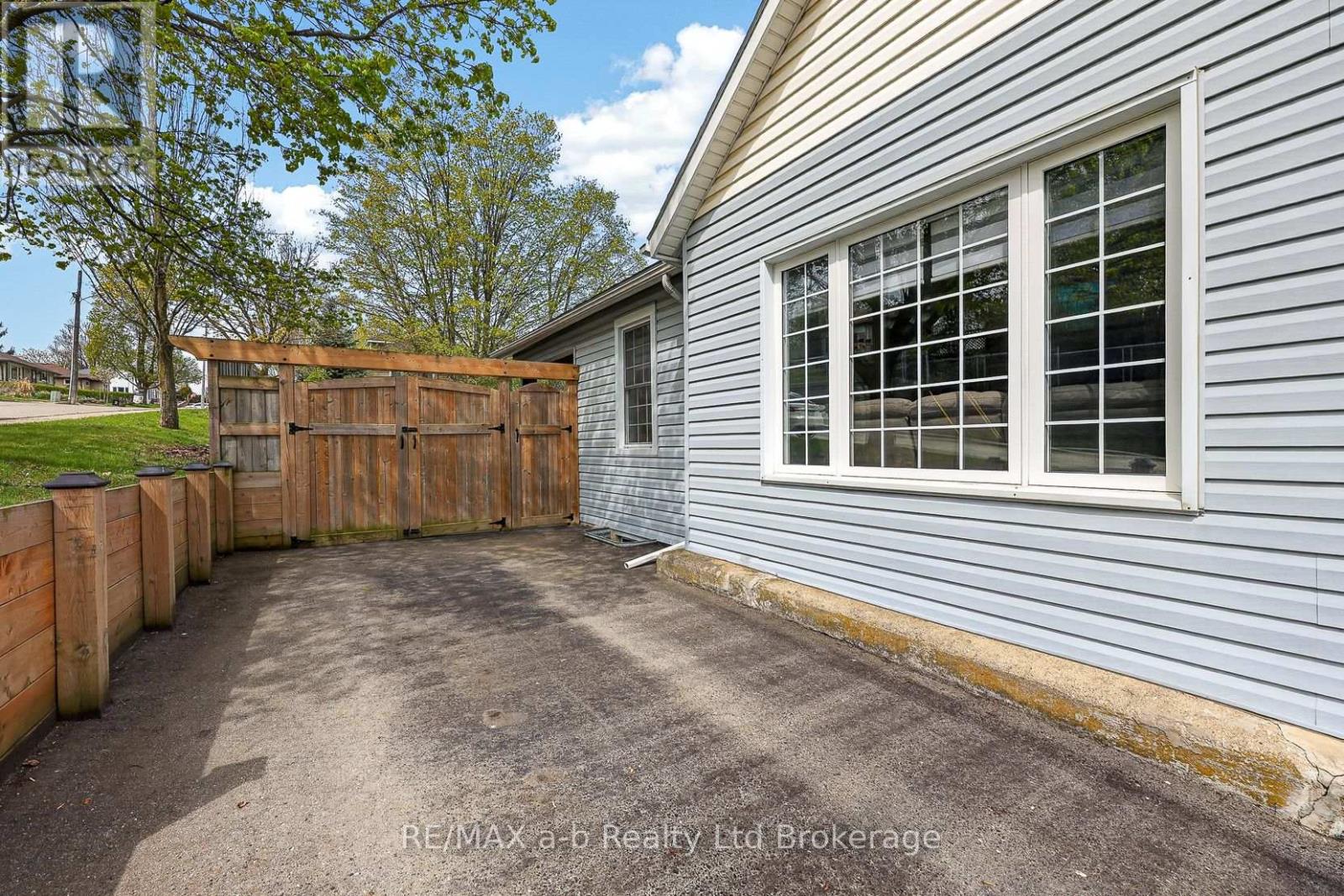 210 Russell Street, Woodstock (Woodstock - South), Ontario  N4S 2Z2 - Photo 40 - X13076334