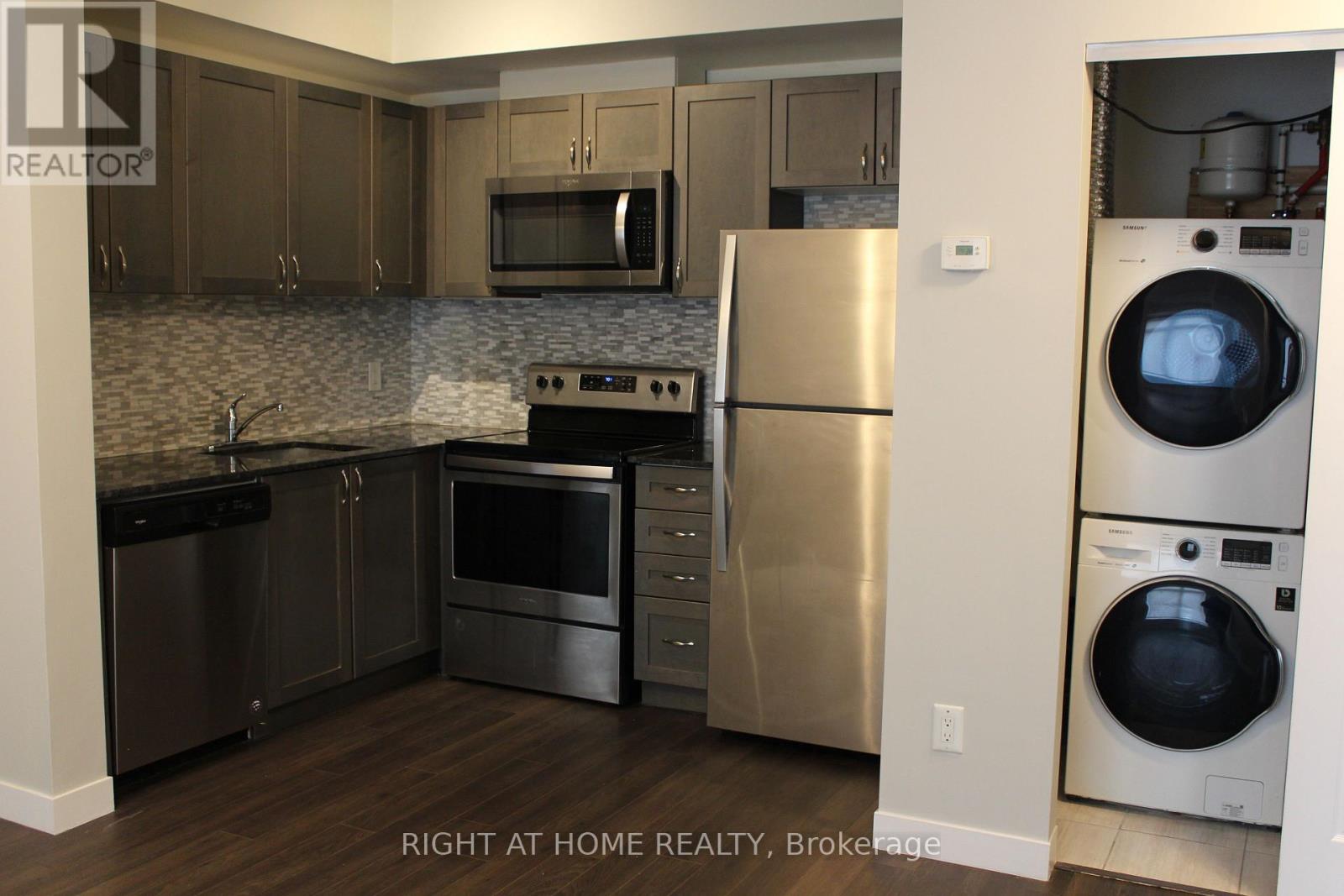 17 - 6 Bicknell Avenue, Toronto, Ontario  M6M 4G3 - Photo 5 - W13076330