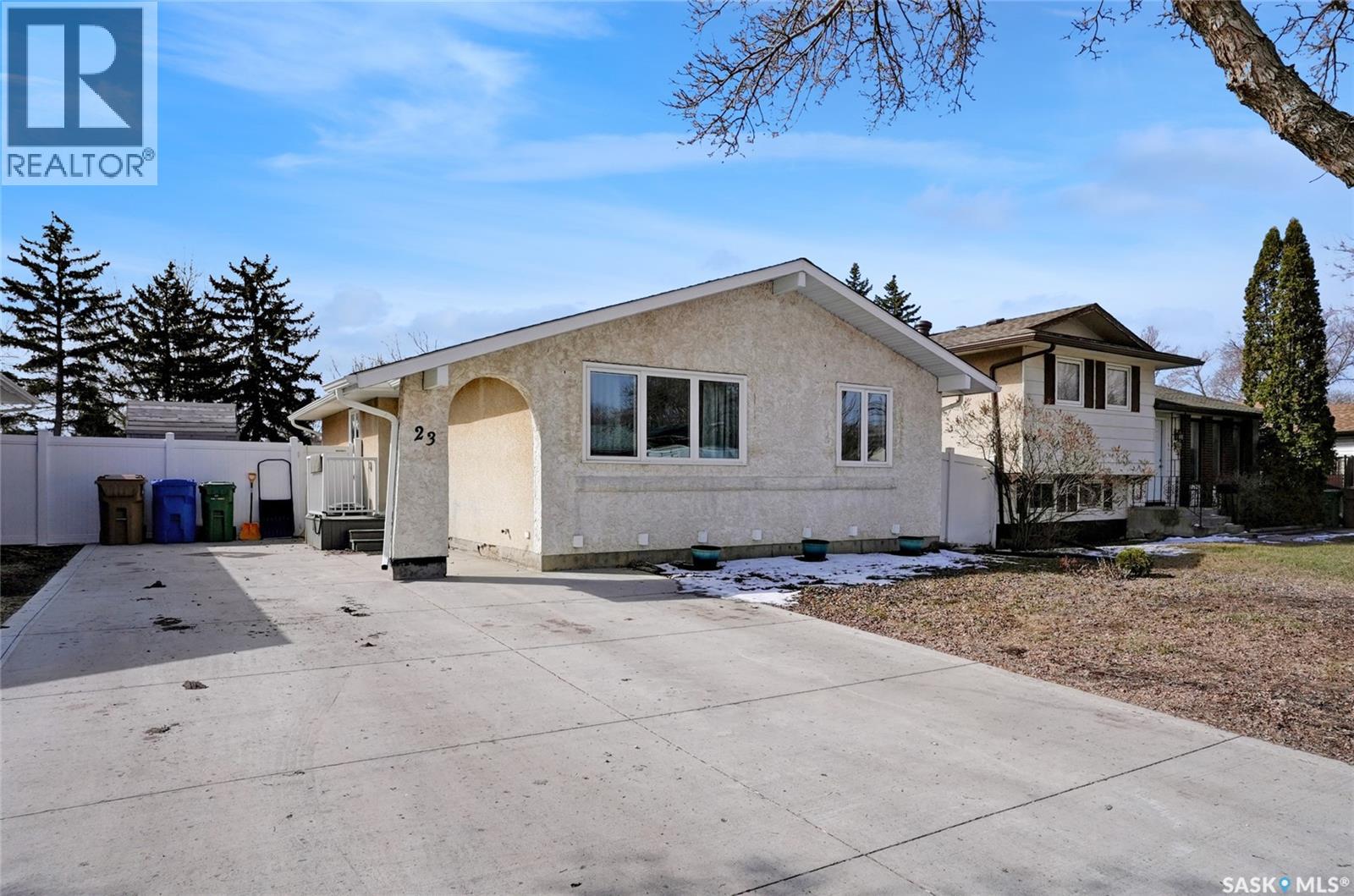 23 Scrivener Crescent, Regina, Saskatchewan  S4N 4V6 - Photo 2 - SK034717