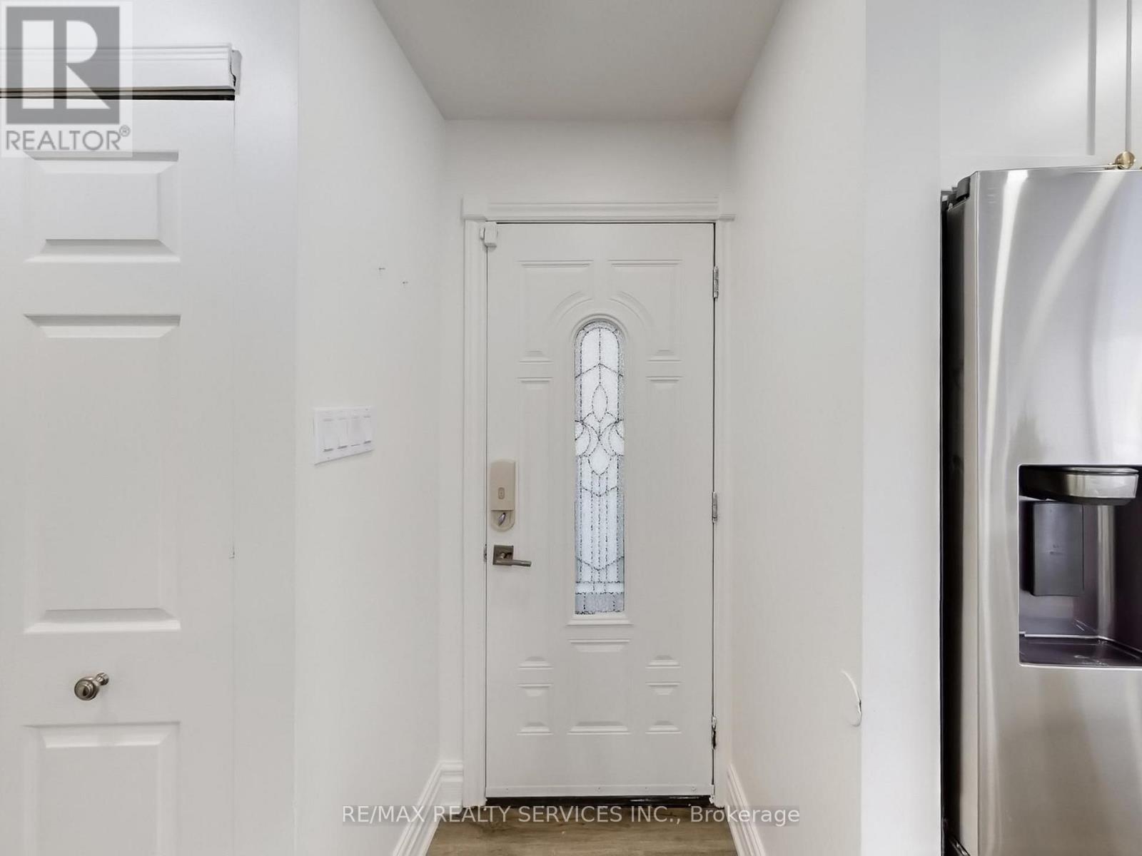30 Haley Court, Brampton, Ontario  L6S 1N6 - Photo 4 - W12800652