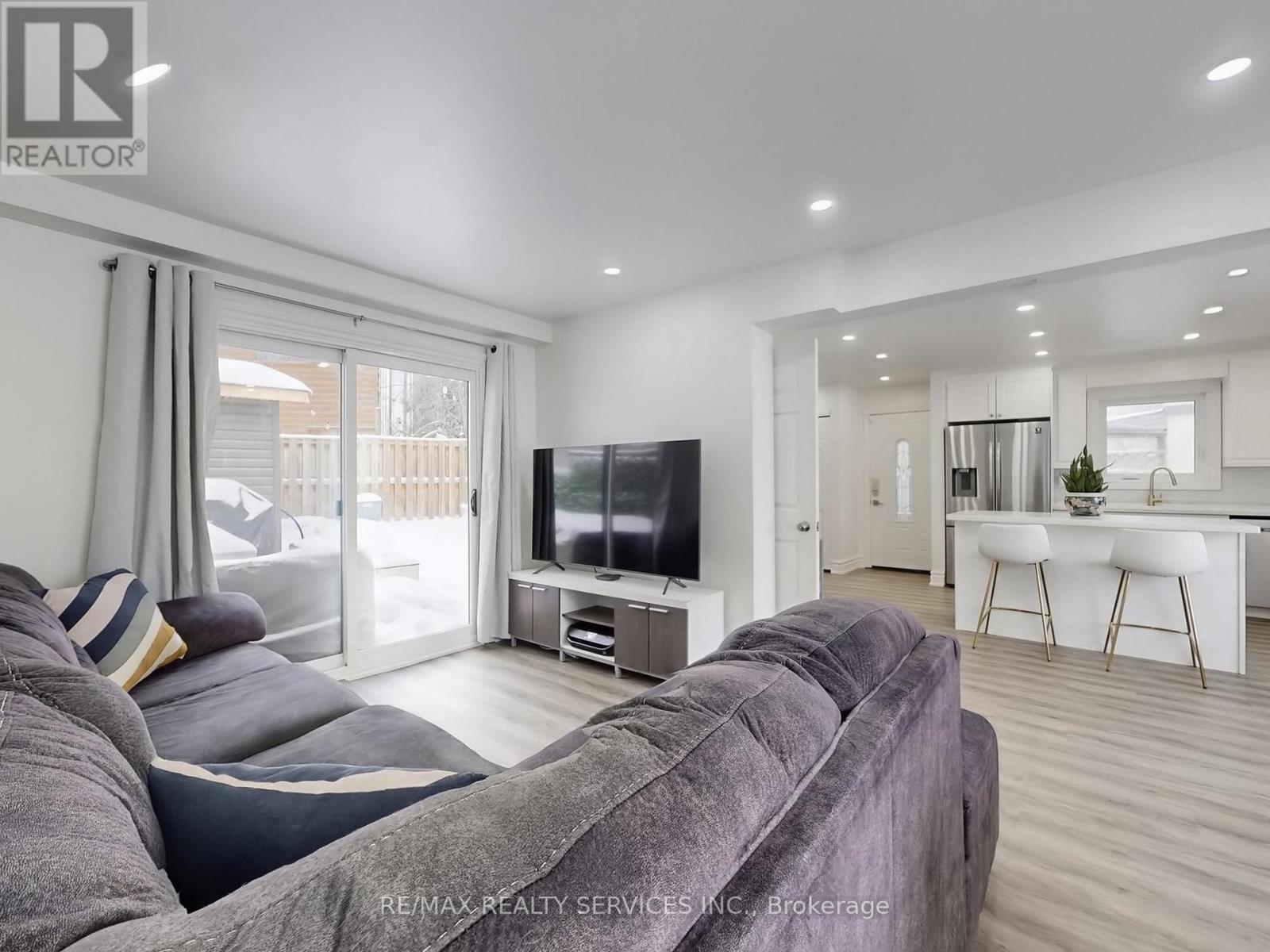 30 Haley Court, Brampton, Ontario  L6S 1N6 - Photo 9 - W12800652
