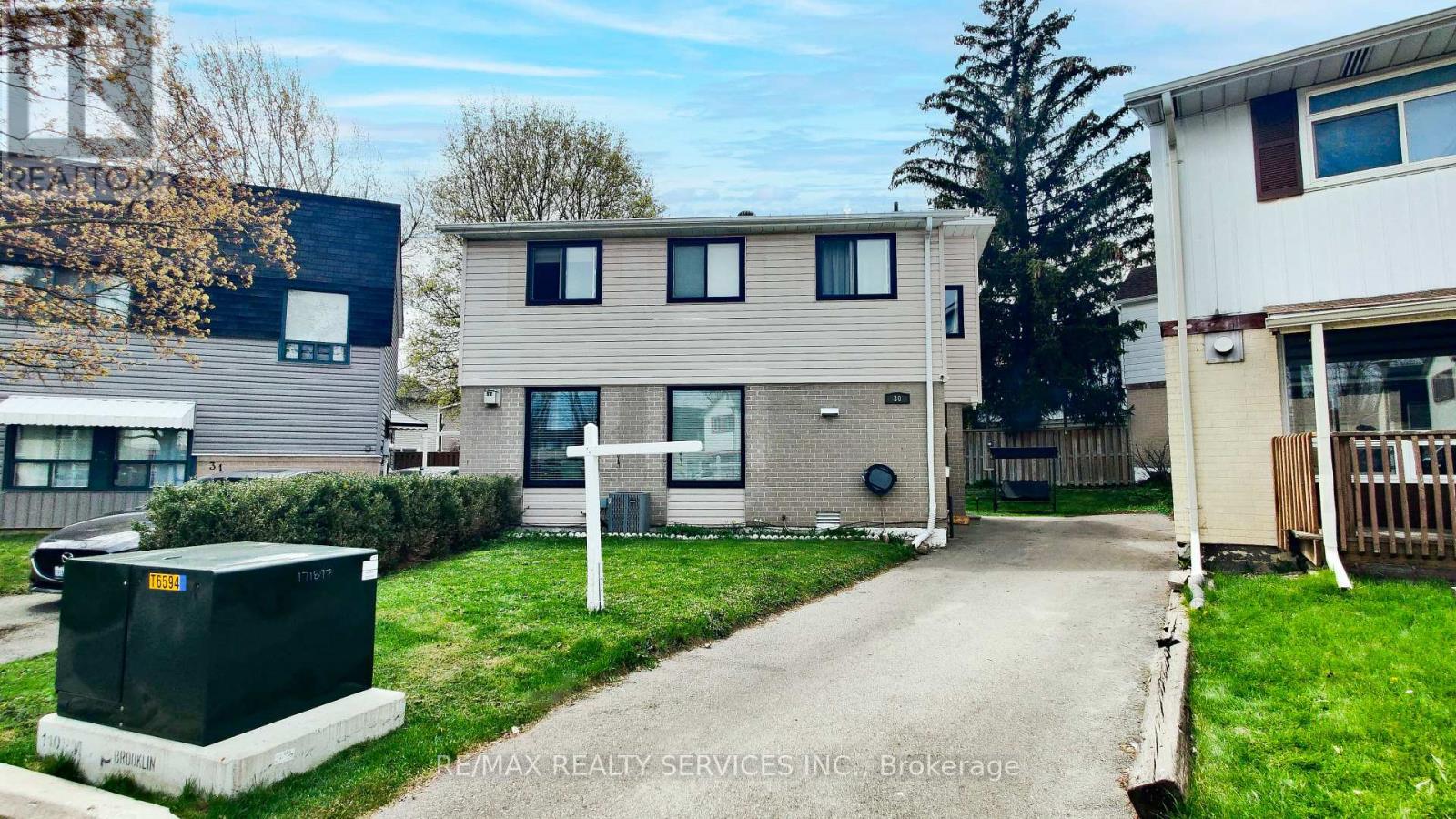 30 Haley Court, Brampton, Ontario  L6S 1N6 - Photo 2 - W12800652
