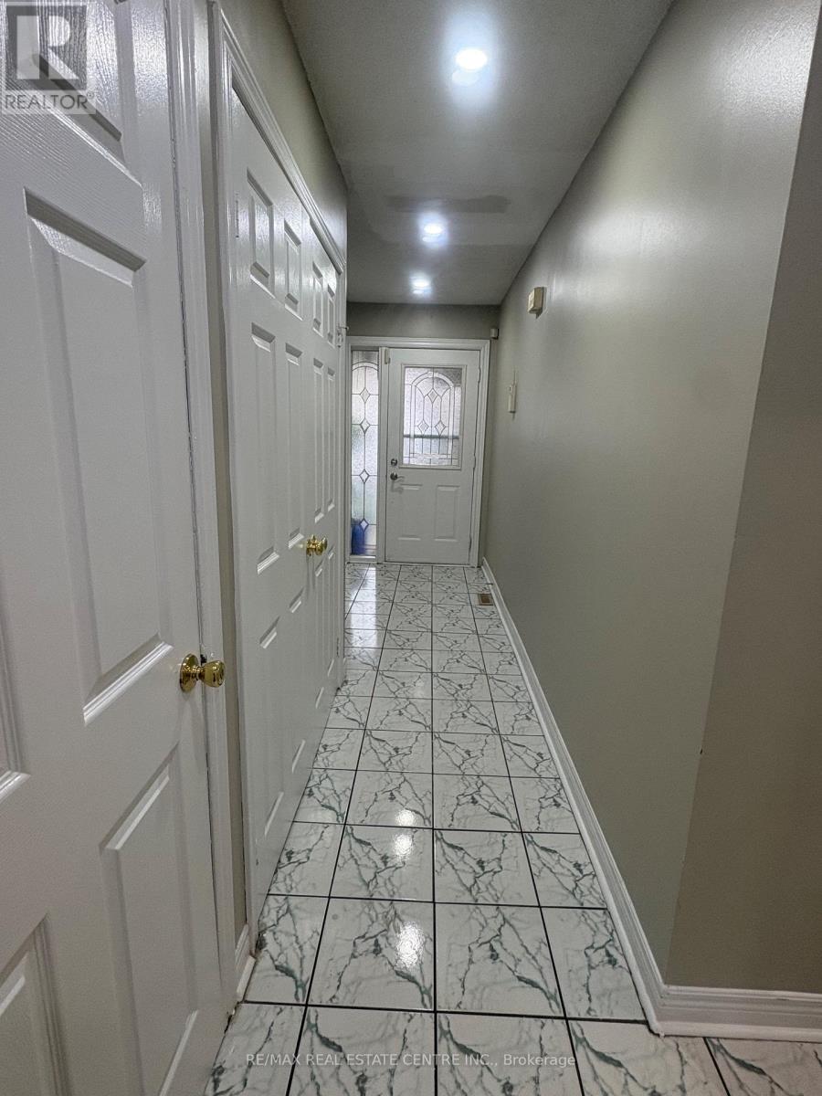 199 - 199 Baronwood Court, Brampton, Ontario  L6V 3H9 - Photo 3 - W13074192