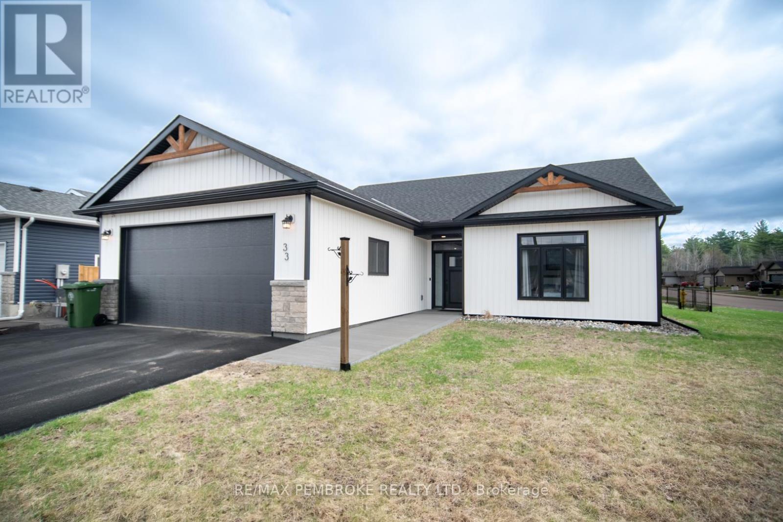 33 DURANT STREET, Petawawa, Ontario