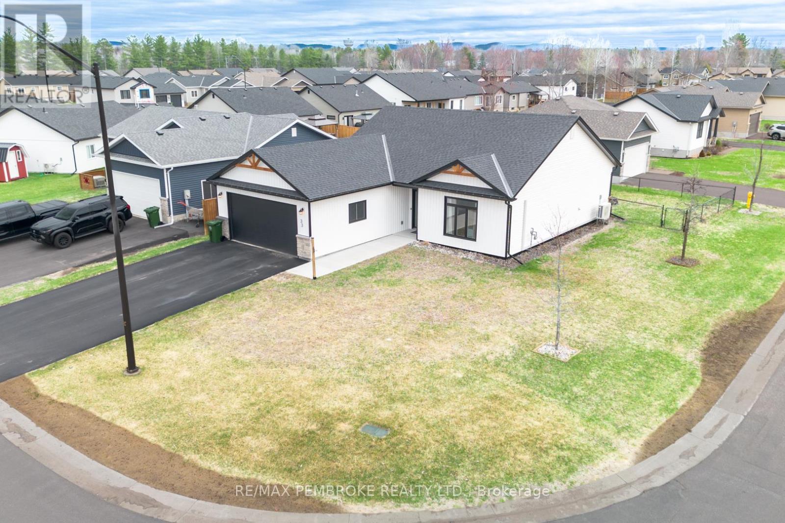 33 Durant Street, Petawawa, Ontario  K8H 0G3 - Photo 2 - X13076580