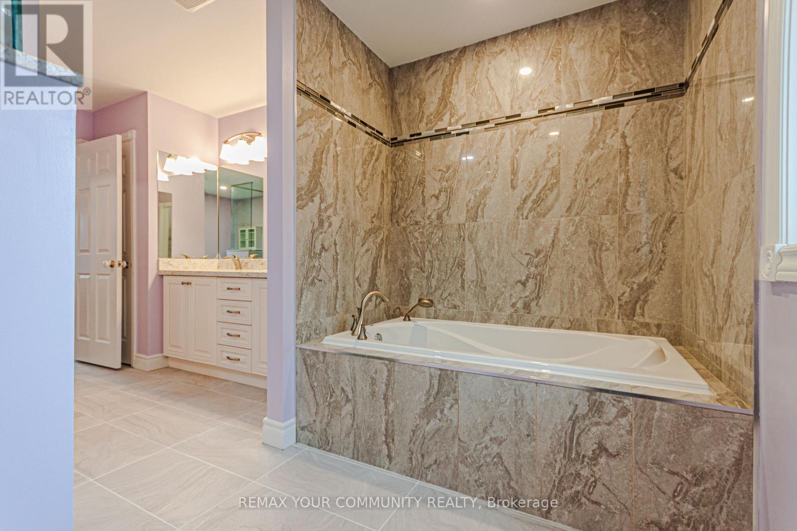 47 Elmsley Drive, Richmond Hill, Ontario  L4C 8N7 - Photo 6 - N12963268