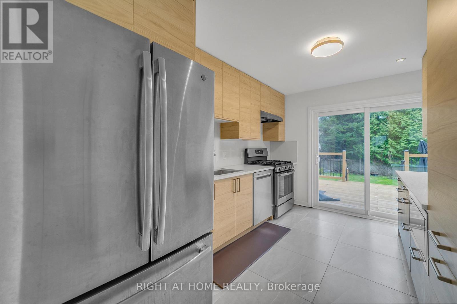 41 Monarchdale Avenue, Toronto, Ontario  M6M 2S6 - Photo 22 - W13076826
