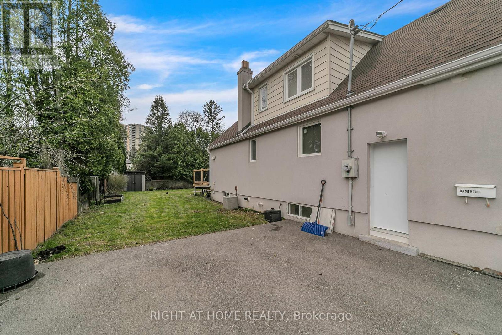 41 Monarchdale Avenue, Toronto, Ontario  M6M 2S6 - Photo 4 - W13076826