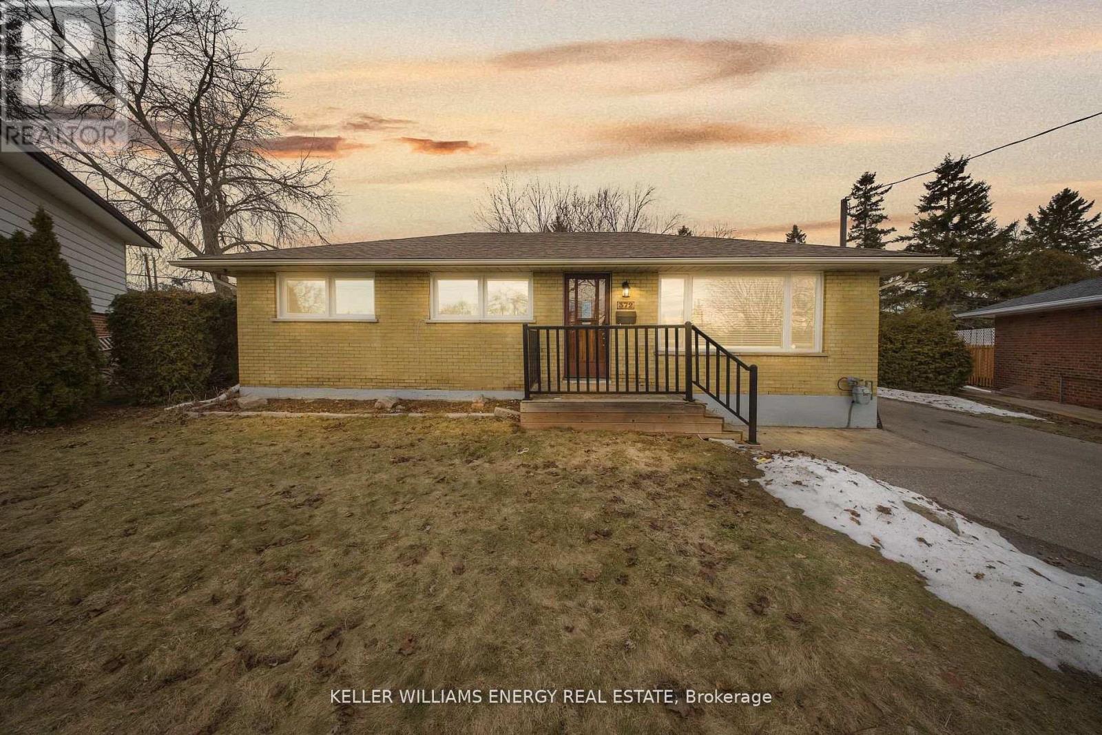 372 Garden Court, Oshawa, Ontario  L1J 3E4 - Photo 2 - E12990160