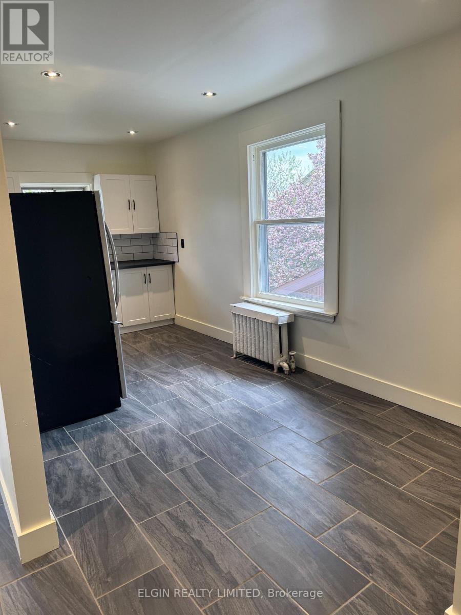 Upper - 11 Forest Avenue, St. Thomas, Ontario  N5R 2J1 - Photo 5 - X13077062