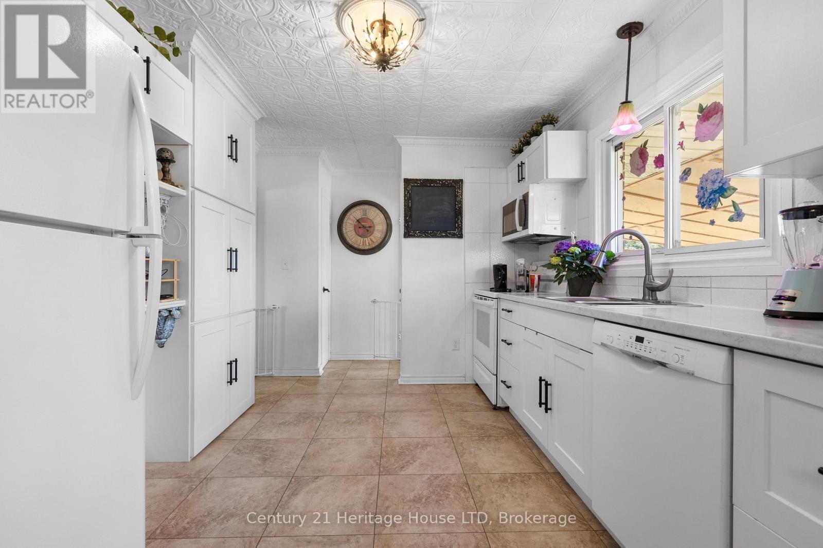 8 Saturn Court, St. Catharines, Ontario  L2M 2T1 - Photo 8 - X12988802