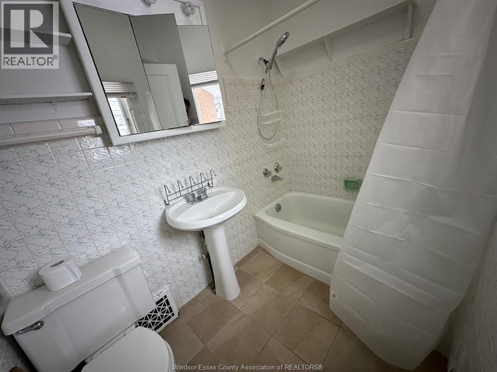 953 Gladstone, Windsor, Ontario  N9A 2R5 - Photo 9 - 26002555