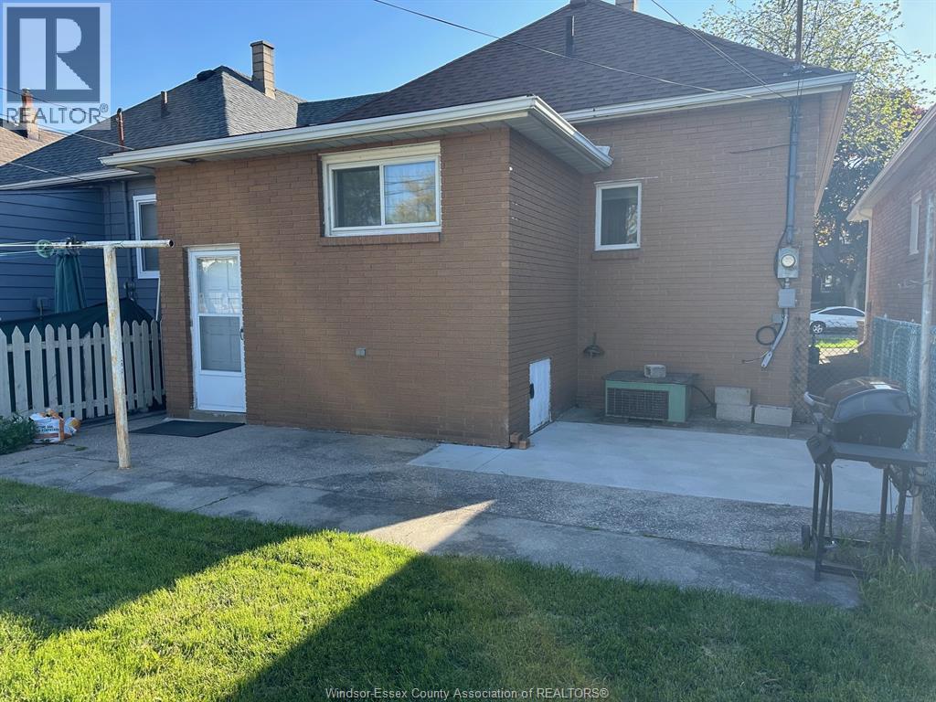953 Gladstone, Windsor, Ontario  N9A 2R5 - Photo 3 - 26002555