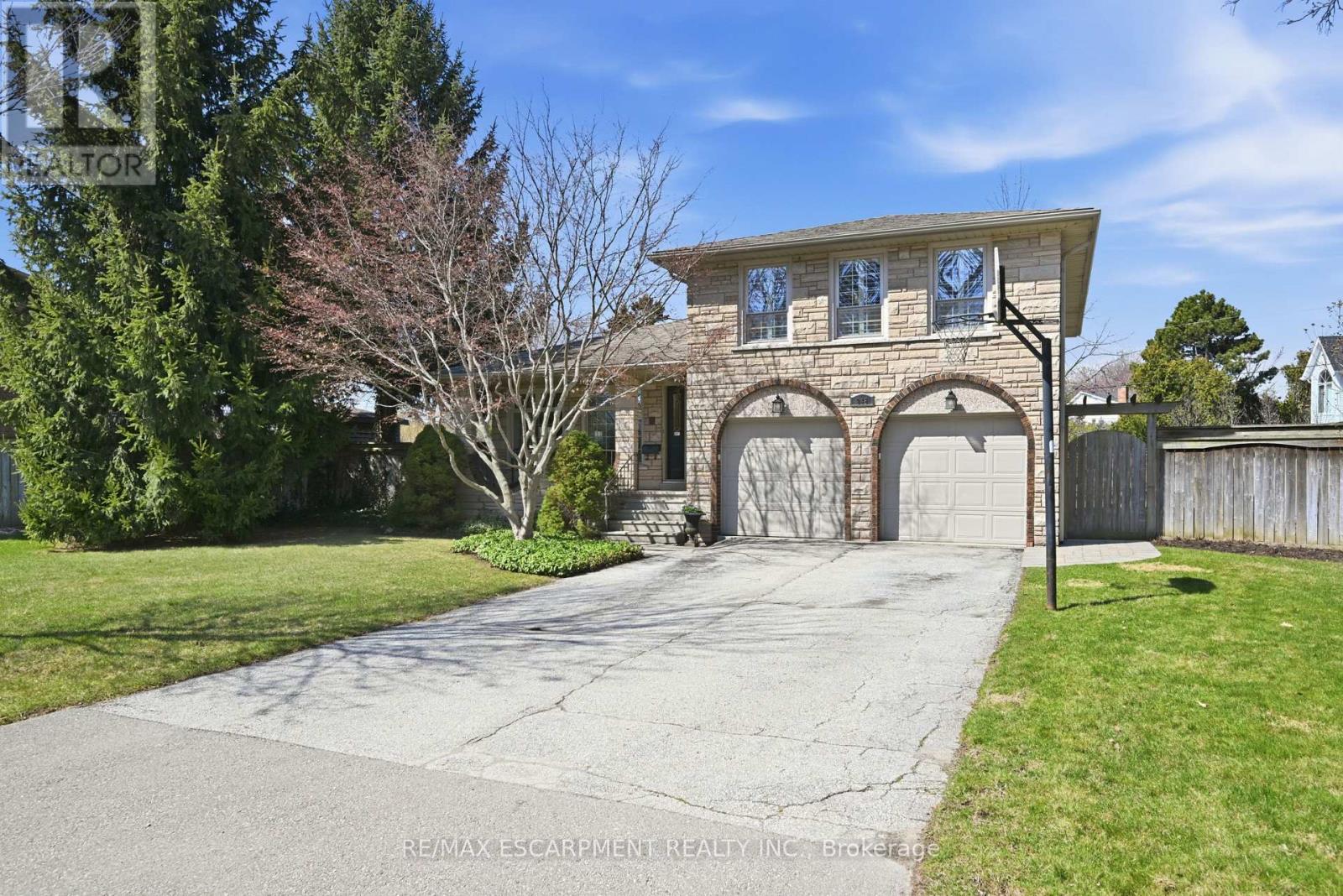 248 Applevale Court, Burlington, Ontario  L7L 2B9 - Photo 2 - W13076994