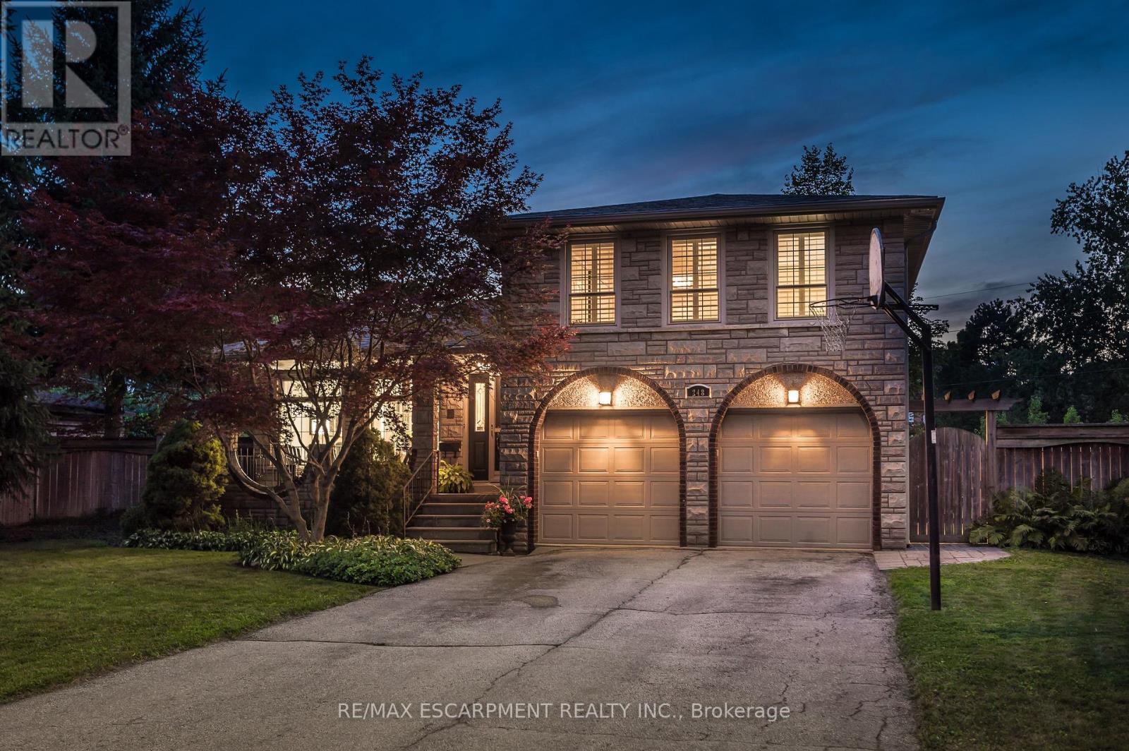 248 Applevale Court, Burlington, Ontario  L7L 2B9 - Photo 3 - W13076994