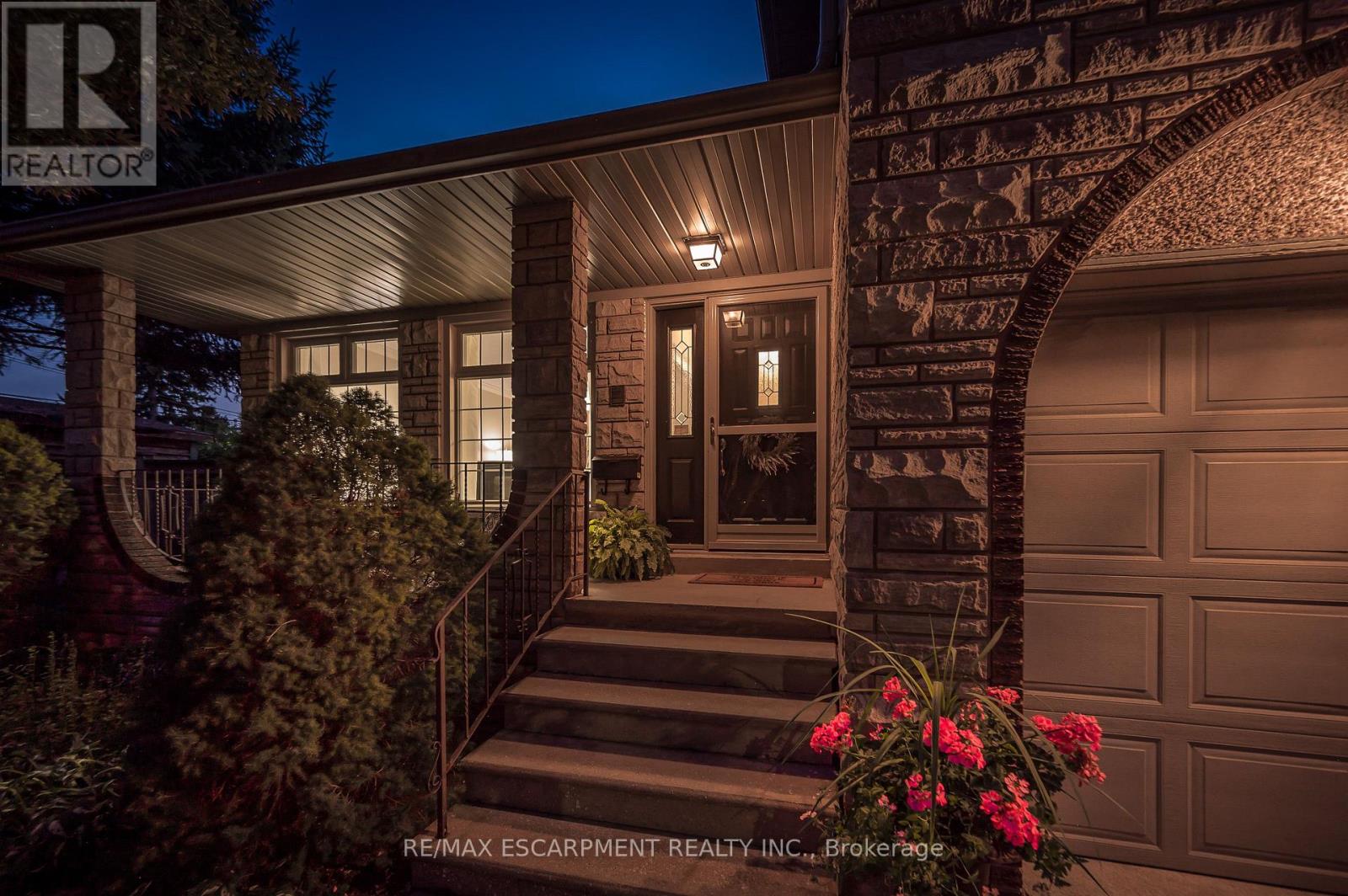 248 Applevale Court, Burlington, Ontario  L7L 2B9 - Photo 4 - W13076994