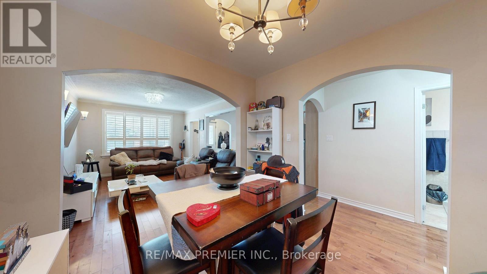 52 Montcalm Avenue, Toronto, Ontario  M6E 4N7 - Photo 10 - W13077014