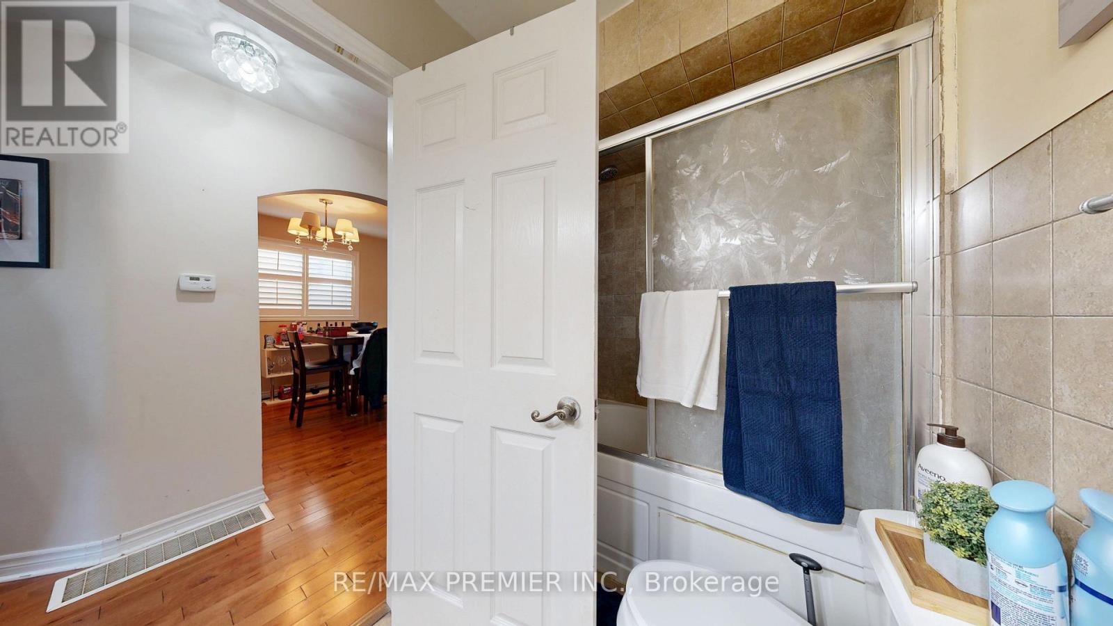 52 Montcalm Avenue, Toronto, Ontario  M6E 4N7 - Photo 20 - W13077014