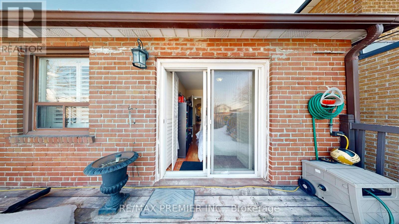 52 Montcalm Avenue, Toronto, Ontario  M6E 4N7 - Photo 32 - W13077014