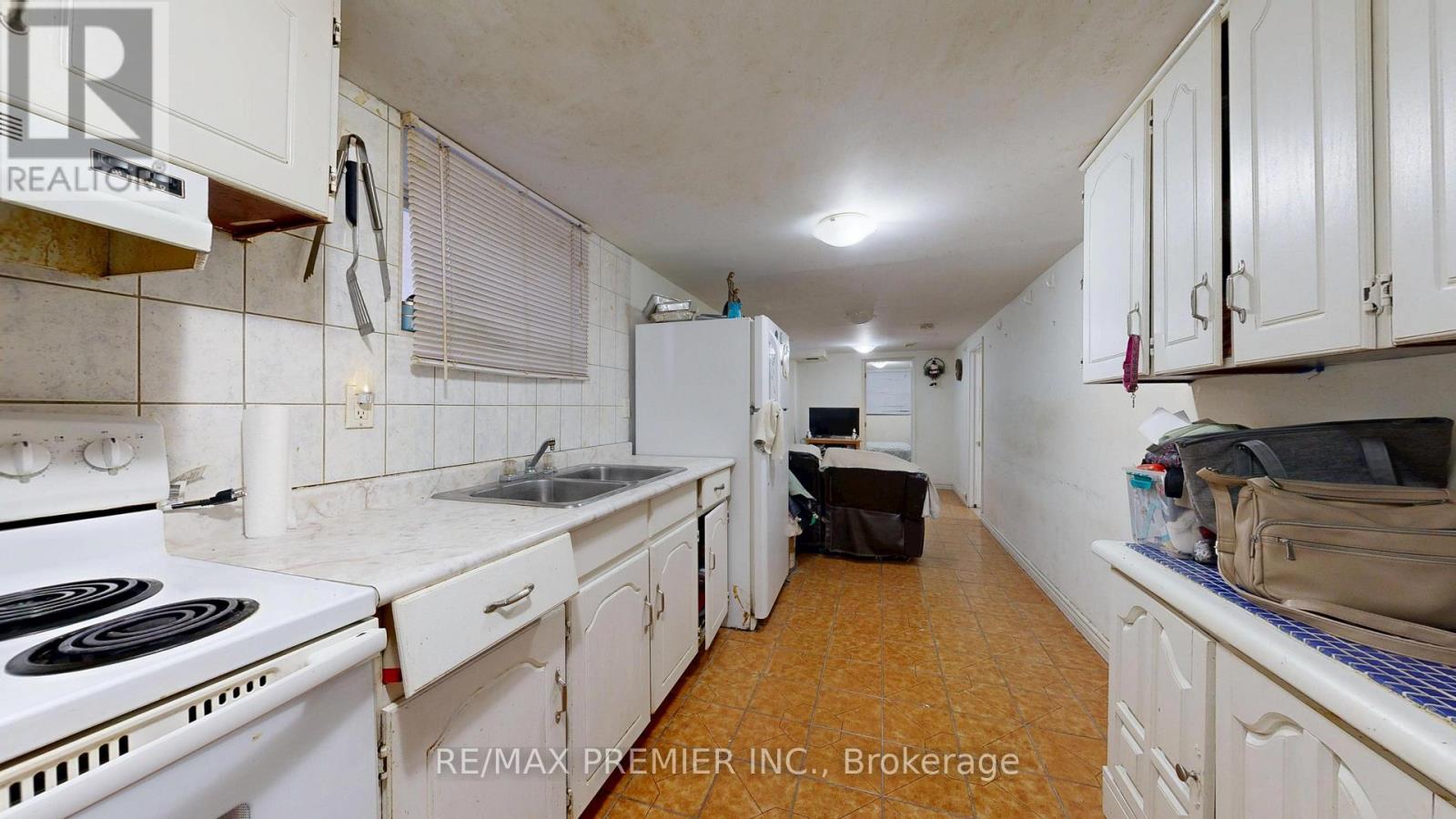 52 Montcalm Avenue, Toronto, Ontario  M6E 4N7 - Photo 35 - W13077014