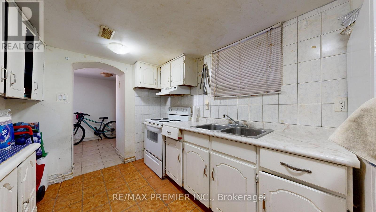 52 Montcalm Avenue, Toronto, Ontario  M6E 4N7 - Photo 36 - W13077014